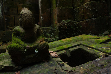 Fototapeta na wymiar Ancient Buddha statue 
