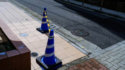 青いカラーコーン