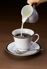 ホットコーヒー　ブレンドコーヒー　ミルクを注ぐ - obrazy, fototapety, plakaty