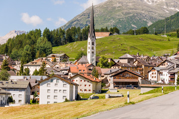 Zuoz, Dorf, Oberengadin, Engadiner Dorf, Kirche, San Luzi Graubünden, Alpen, Inn, Fluss, Engadiner Häuser, Wanderweg, Landwirtschaft, Sommer, Schweiz