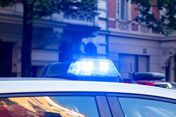 Blaulicht eines Polizeifahrzeugs © Tobias Seeliger