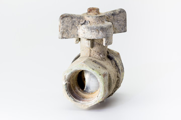 Válvula de esfera con mango de mariposa usada y envejecida. Válvula de bola utilizada en sistemas...