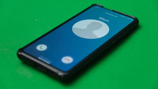 A call is coming to the smartphone. My mom is calling.