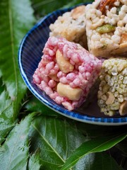 한국의 전통음식 강정과 녹색 잎사귀
