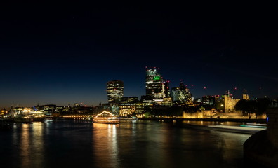 Fototapeta na wymiar London landscape on Tamigi in the night