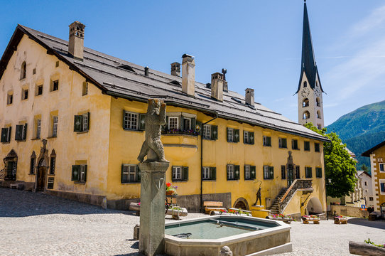 Zuoz, Dorf, Engadiner H&auml;user, San Luzi, Kirche, Dorfplatz, Dorfbrunnen, Oberengadin, Alpen, Graub&uuml;nden, Sommer, Schweiz