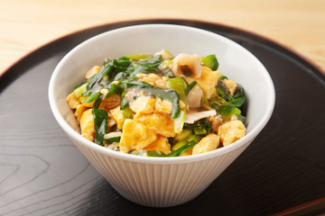 ニラ玉丼