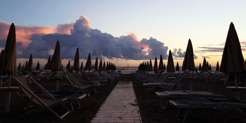 Bel tramonto sulla spiaggia. Italia, regione Toscana. Immagine panoramica per carta da parati o...