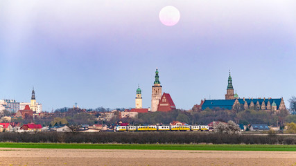 Księżyc o wschodzie nad oleśnicą Oleśnica Wrocław - obrazy, fototapety, plakaty