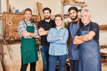 Erfolgreiches Handwerker Team und Azubis
