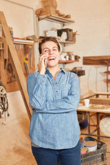 Azubi mit Handy freut sich über gute Nachricht