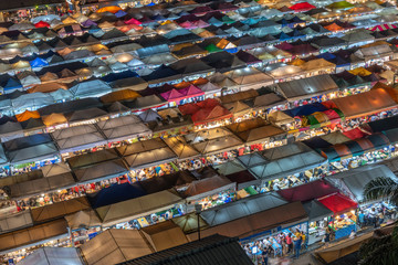 バンコクラチャダー鉄道市場の夜景