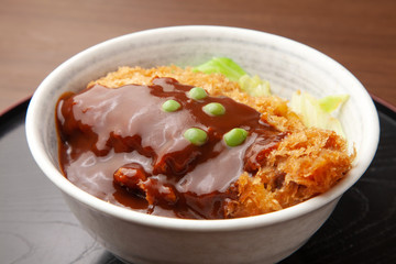 デミカツ丼