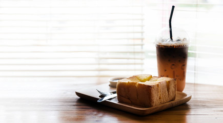bread toast serve on wood plate with chocolate dip