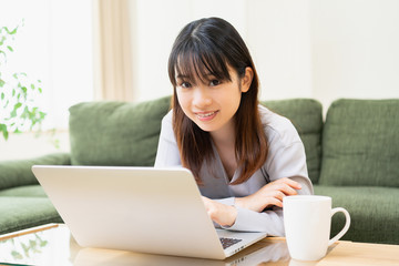 Fototapeta premium ノートパソコンを使う若い女性