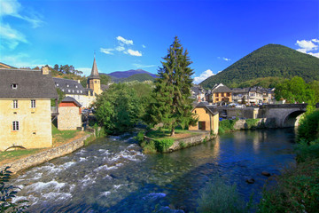 Fototapeta na wymiar Village Arreau et la Neste en Hautes Pyrénées