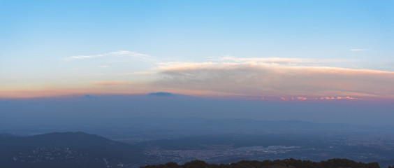 Panorámica del atardecer en la cima de una montaña
