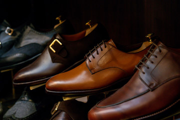 店の棚に並ぶスタイリッシュな革靴　ビジネス