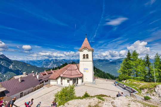 Monte santo di Lussari sulle Alpi Giulie in Friuli Venezia Giulia, panorama del Santuario e della piazza con la meridiana, sullo sfondo di tutte le cime e picchi, perfetto per riviste e magazine