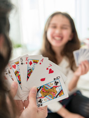 Partie de carte joyeuse