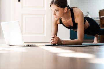 Obraz premium Attractive young sporty woman working out