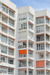 Fototapeta premium Edifico con toldos naranjas
