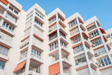 Edificio blanco con toldos naranjas