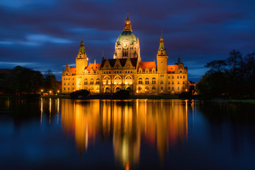 Fototapeta na wymiar Rathaus Hannover bei Nacht