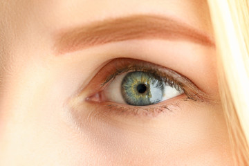 Obraz premium Zbliżenie twarzy blondynka z modną trwałą brwią