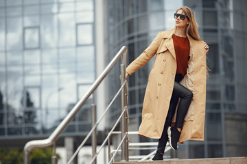 Fototapeta premium Beautiful girl in a stylish clothes. Woman in a spring city.