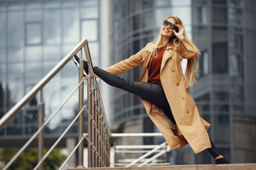 Fototapeta premium Beautiful girl in a stylish clothes. Woman in a spring city.