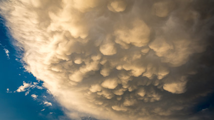 chmury burzowe Mammatus
Te dziwne chmury znane też jako zjawisko mamma. U podstawy w dolnej...