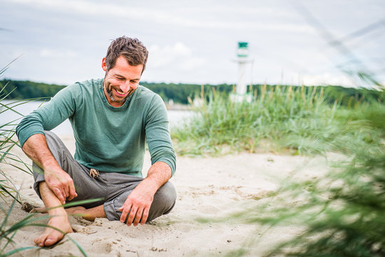 l&auml;ssiger Mann am Strand
