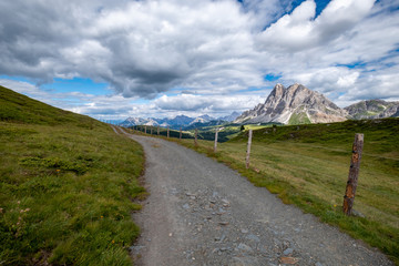 Sentiero tra le Dolomiti