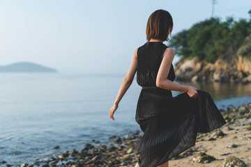 夕陽の海にいる女性