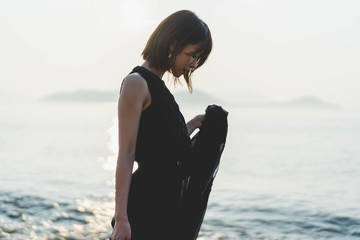 夕陽の海にいる女性