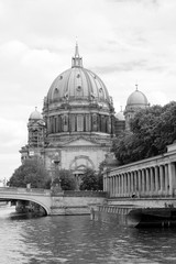 Fototapeta na wymiar Die Spree mit dem Berliner Dom vor bewölktem Himmel in der Hauptstadt Berlin, fotografiert in klassischem Schwarzweiß