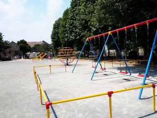 カラフルで楽しい赤松公園の遊具