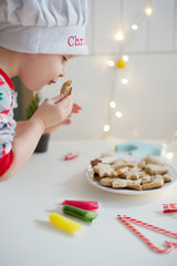Obraz na płótnie Canvas Child decorates Christmas cookies