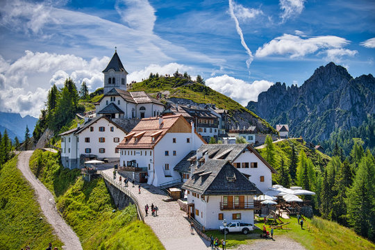 Monte santo di Lussari sulle Alpi Giulie in Friuli Venezia Giulia, panorama del borgo completo, con Santuario, perfetto per riviste, magazine e cope