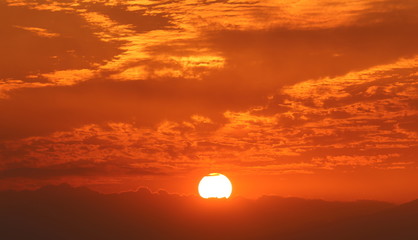 燃えるような夕日