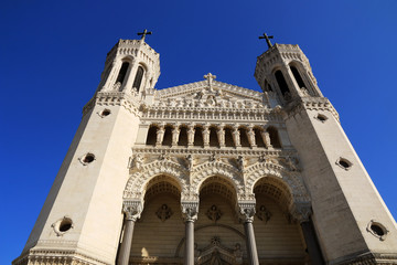 Fototapeta na wymiar Perspectives de la basilique Notre Dame de Fourvière, à Lyon.
