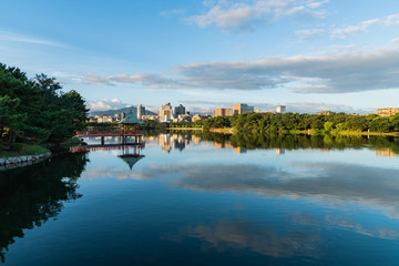 福岡大濠公園　浮見堂のある風景