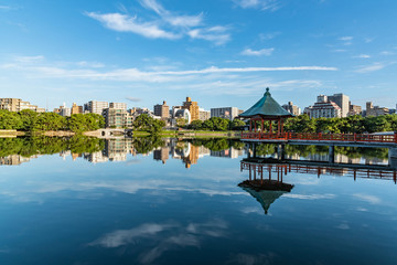 Fototapeta na wymiar 福岡大濠公園　浮見堂のある風景