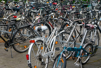 Fototapeta na wymiar Fahrradstellplatz am Bahnhof in Gütersloh