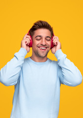 Naklejka premium Happy guy listening to music