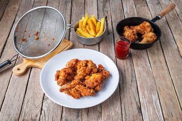 Cook fried chicken on the table in the kitchen.