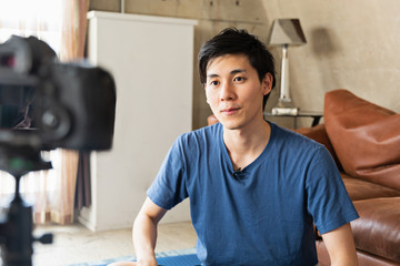 Obraz premium man recording video for video blog