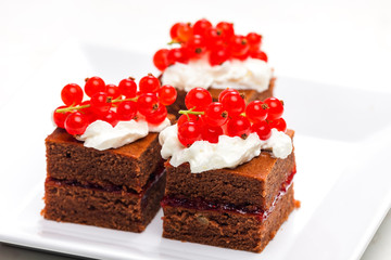 chocolate cakes with redcurrant and cream