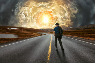 Mann auf einer einsamen Landstraße beobachtet die hereinbrechende Apokalypse